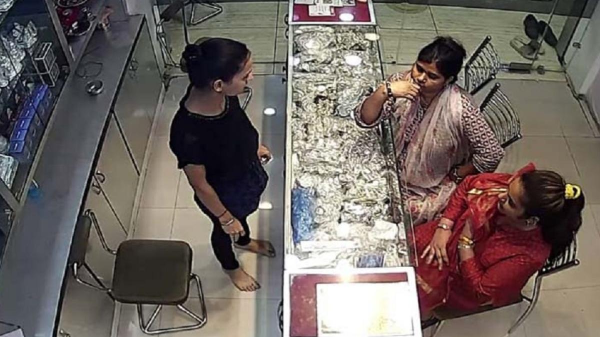 सोने की चूड़ियां लेकर फरार हुई दो महिला