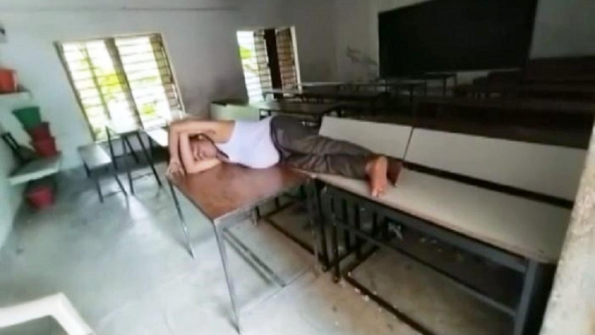 कक्षा में सोते हुए पाए गए सरकारी स्कूल के शिक्षक