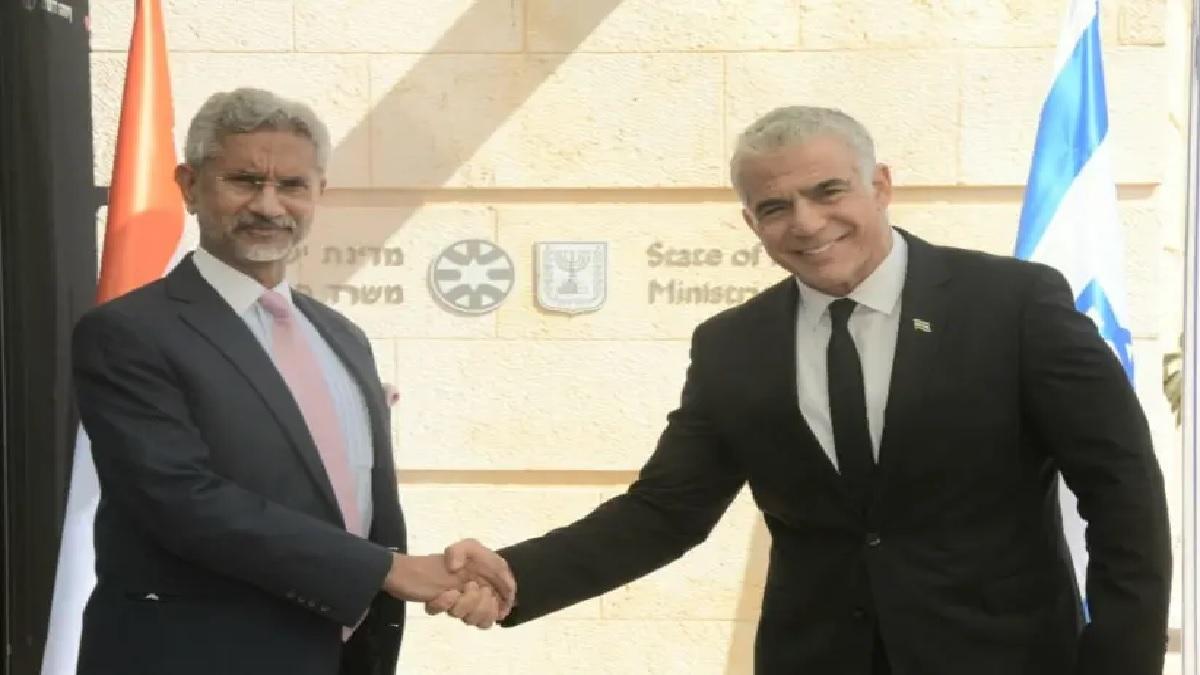 विदेश मंत्री एस जयशंकर से मिलते इजरायल के नए प्रधानमंत्री येर लैपिड (Photo-AVI HAYUN/ISRAELI FOREIGN MINISTRY)
