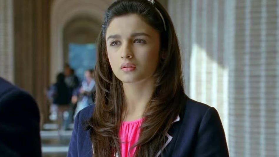Alia Bhatt First Salary: आलिया ने मम्मी को सौंप दी थी पहली कमाई, SOTY के लिए करण ने इतनी दी थी फीस - alia bhatt first paycheck for student of the year