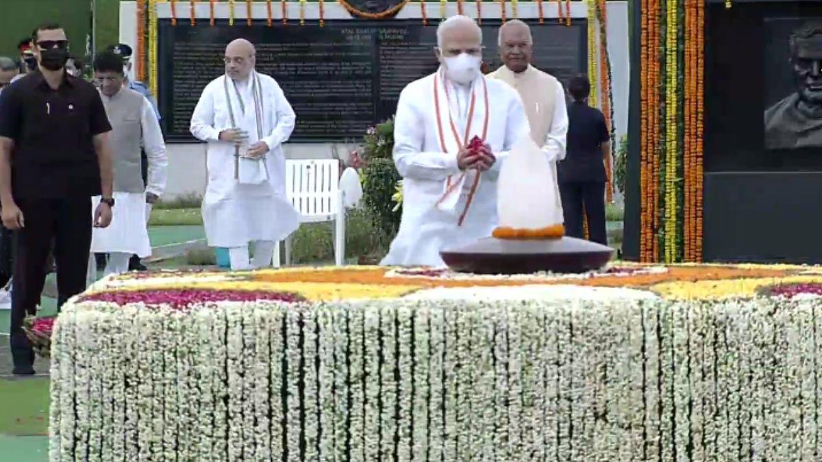पूर्व प्रधानमंत्री अटल बिहारी वाजपेयी को पुष्पांजलि अर्पित करते PM मोदी