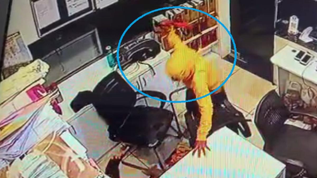 कुल्हाड़ी से वार करता हुआ आरोपी