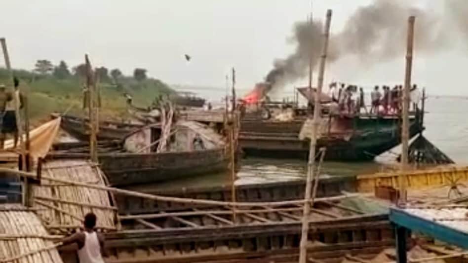 Patna: बीच गंगा नदी में नाव हुई ब्लास्ट, 4 लोगों की मौत, गैस लीकेज होने से हुआ हादसा - Patna Explosion in Boat Four Died and many injured lcl - AajTak
