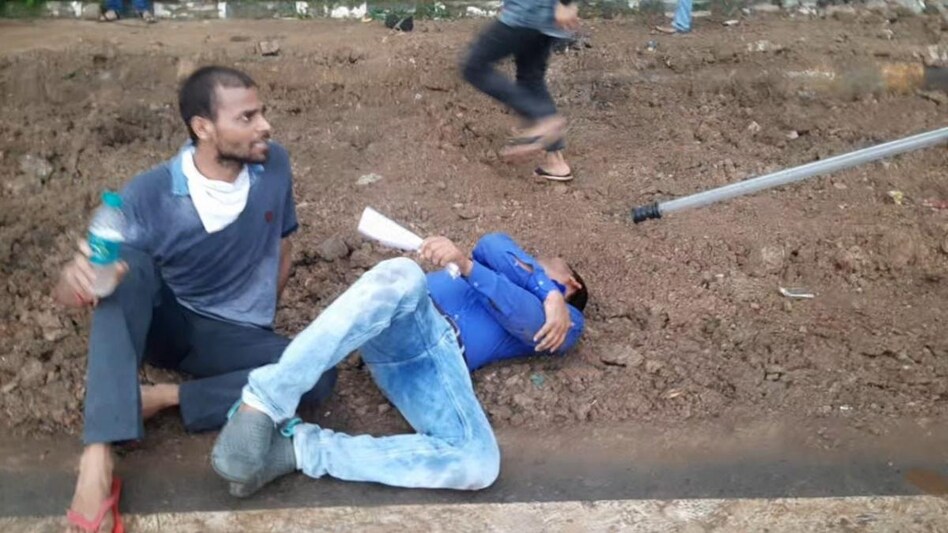 पटना में BPSC अभ्यर्थियों पर पुलिस का लाठीचार्ज, कार्यालय को परीक्षार्थियों ने घेरा, जमकर बबाल | Deshaj Times पटना में BPSC अभ्यर्थियों पर पुलिस का लाठीचार्ज, कार्यालय को परीक्षार्थियों ने घेरा, जमकर बबाल