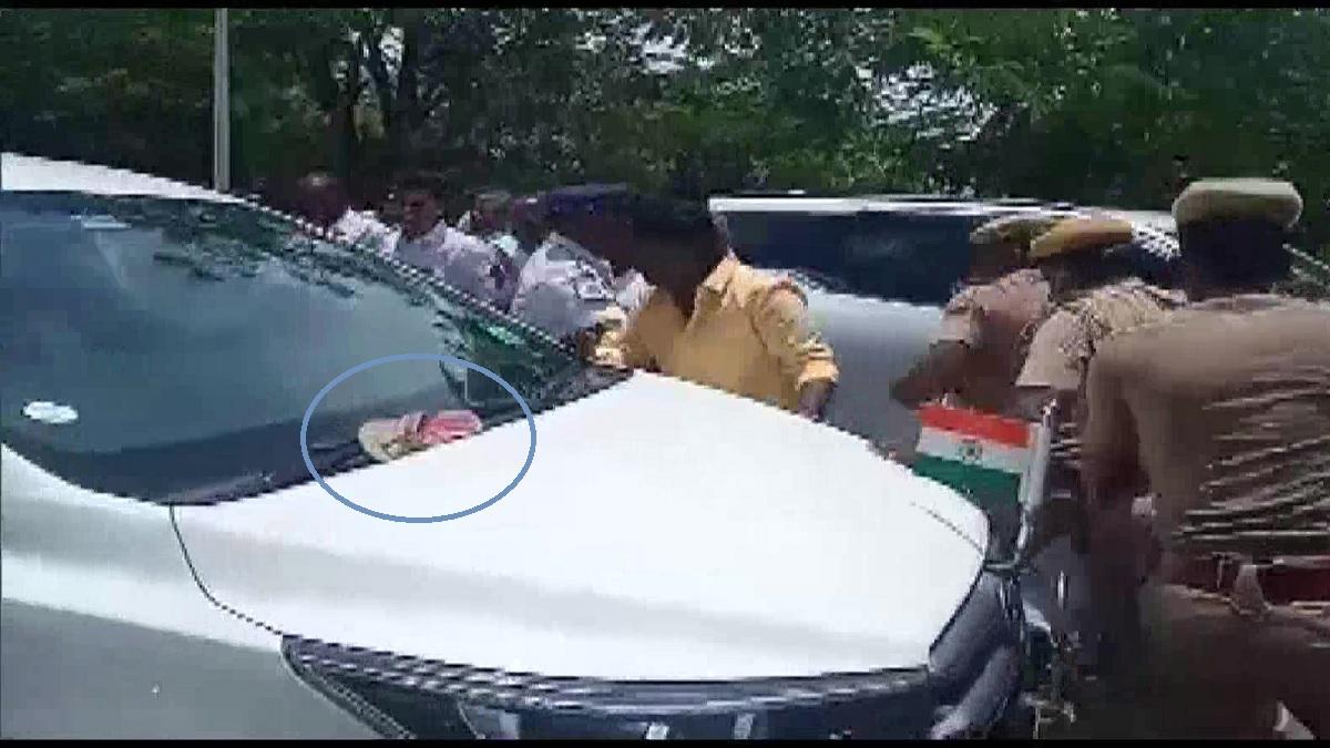 तमिलनाडु वित्त मंत्री की कार पर फेंकी गई चप्पल ( फोटो - एएनआई )