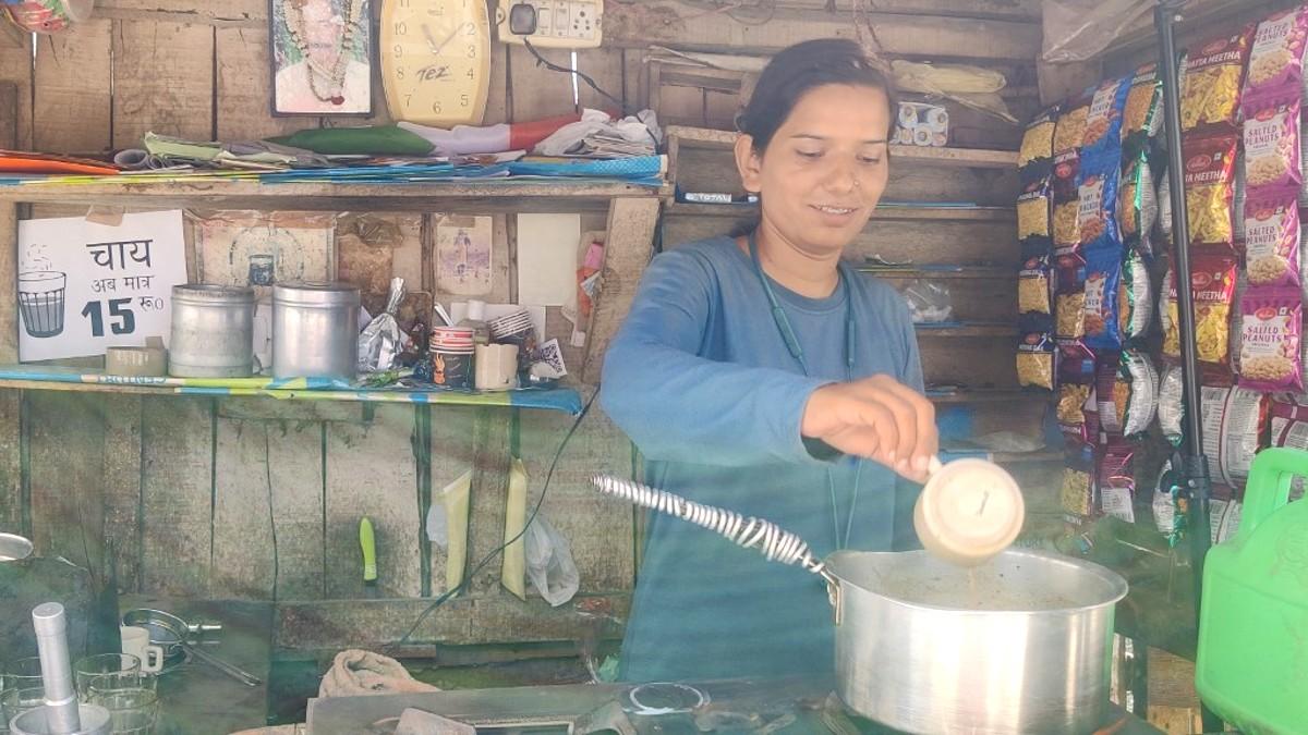 अपनी चाय की दुकान पर मौजूद अंजना रावत.