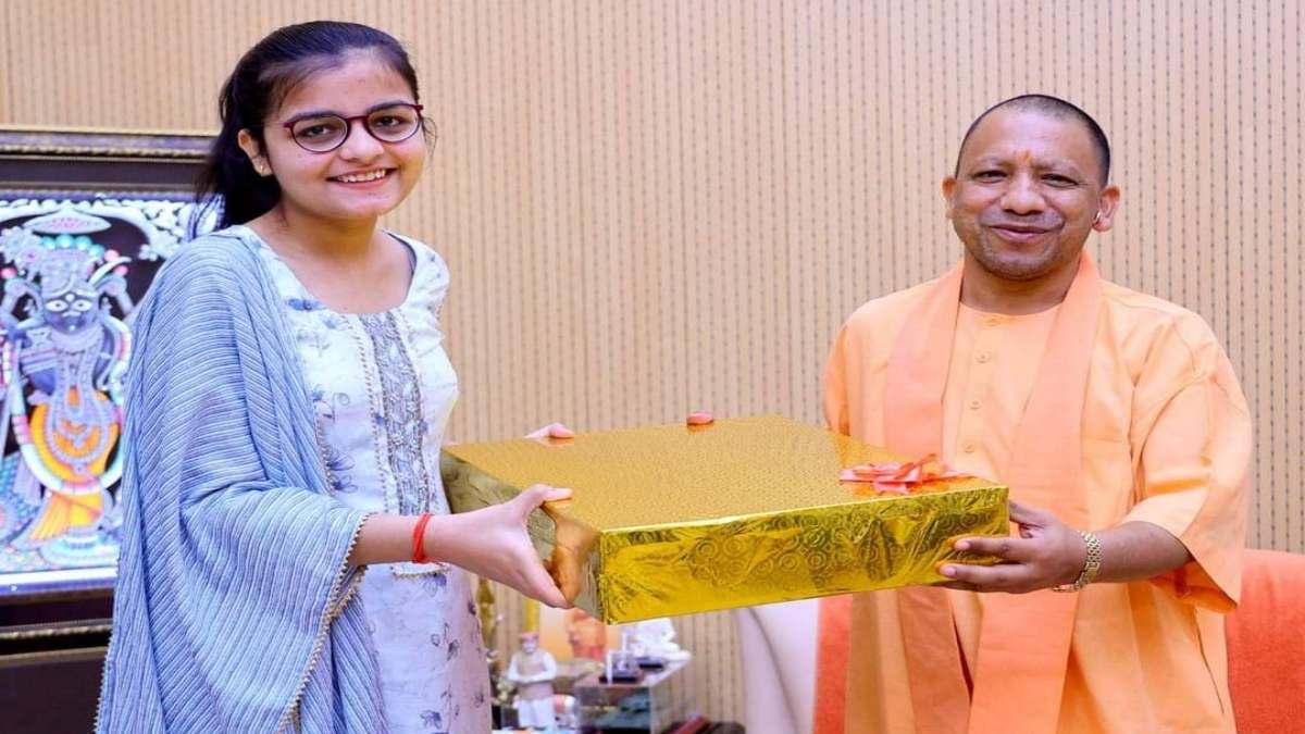 CM Yogi meet CBSE Topper Tanya Singh