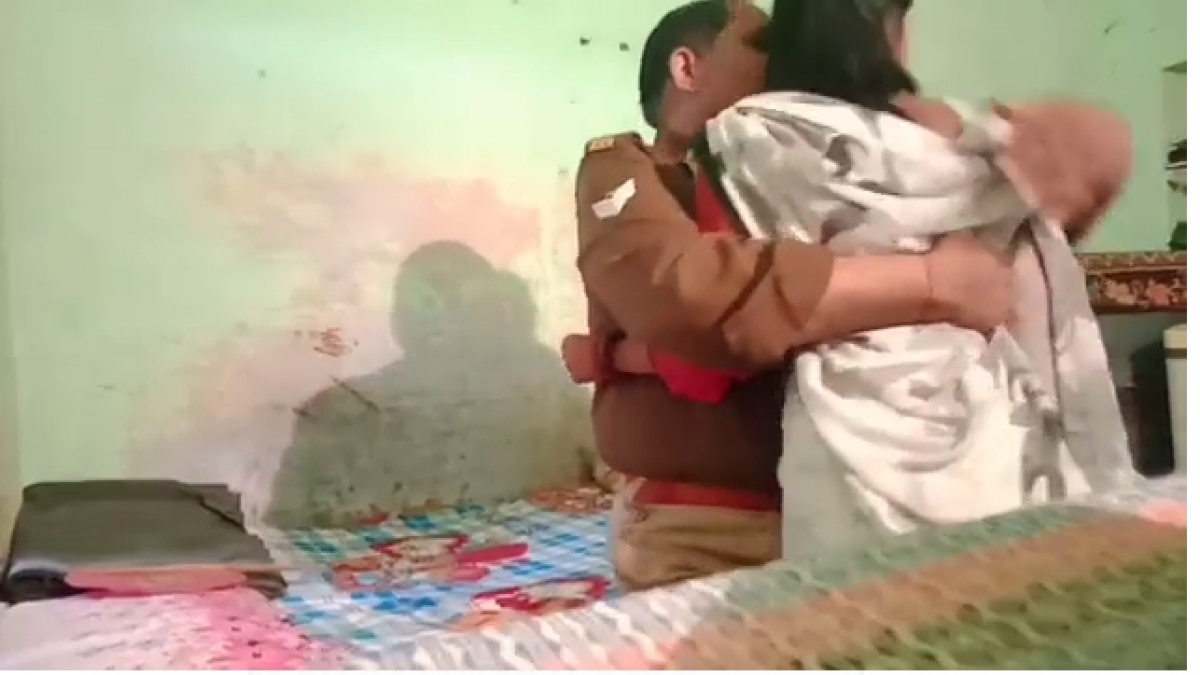 महिला के साथ अश्लील हरकत करता कांस्टेबल