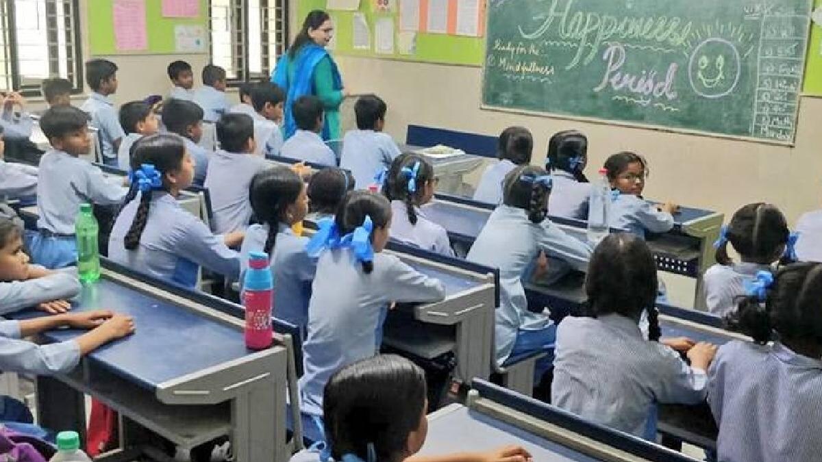 दिल्ली के सरकारी स्कूल में हादसा, छात्रा के सिर पर गिरा सीलिंग फैन, अस्पताल में भर्ती - ceiling fan fell in Delhi government school Nangloi ntc - AajTak