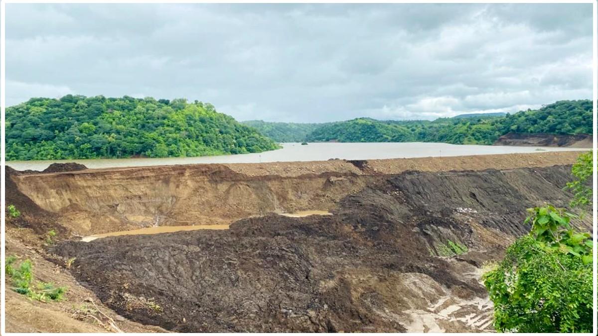 बारिश में दरकने लगी बांध की मिट्टी.   
