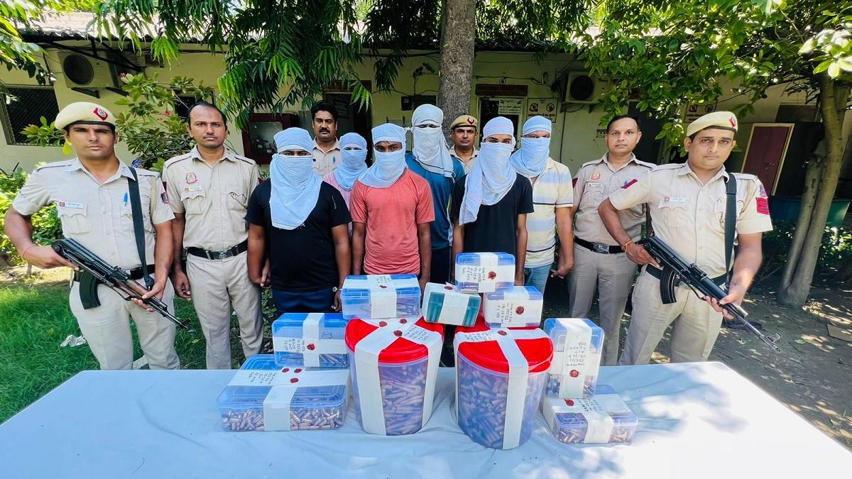 दिल्ली पुलिस ने बड़ी कार्रवाई की है.