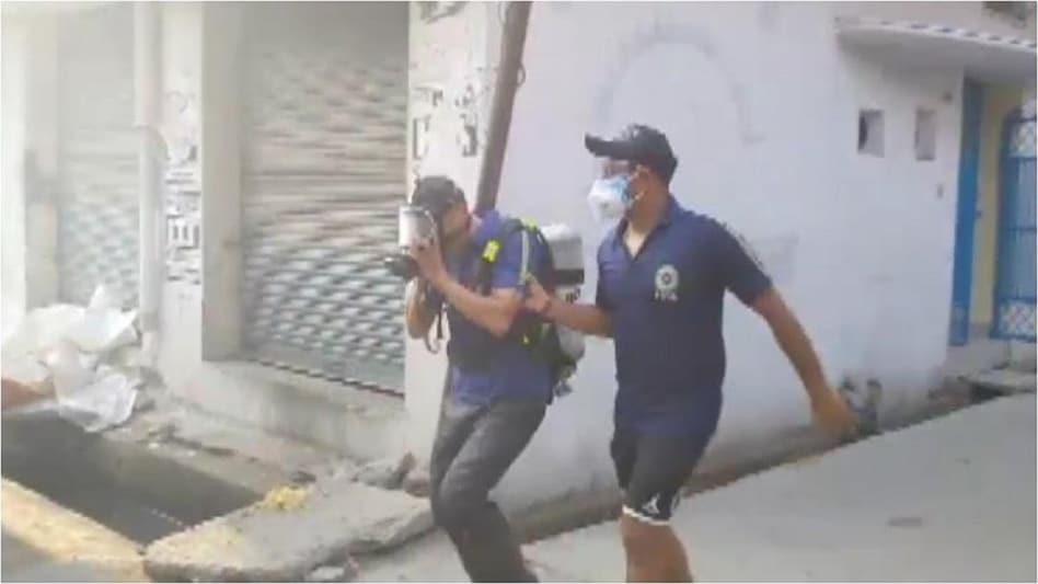 जिला अस्पताल में चल रहा गैस की चपेट में आए लोगों का इलाज.