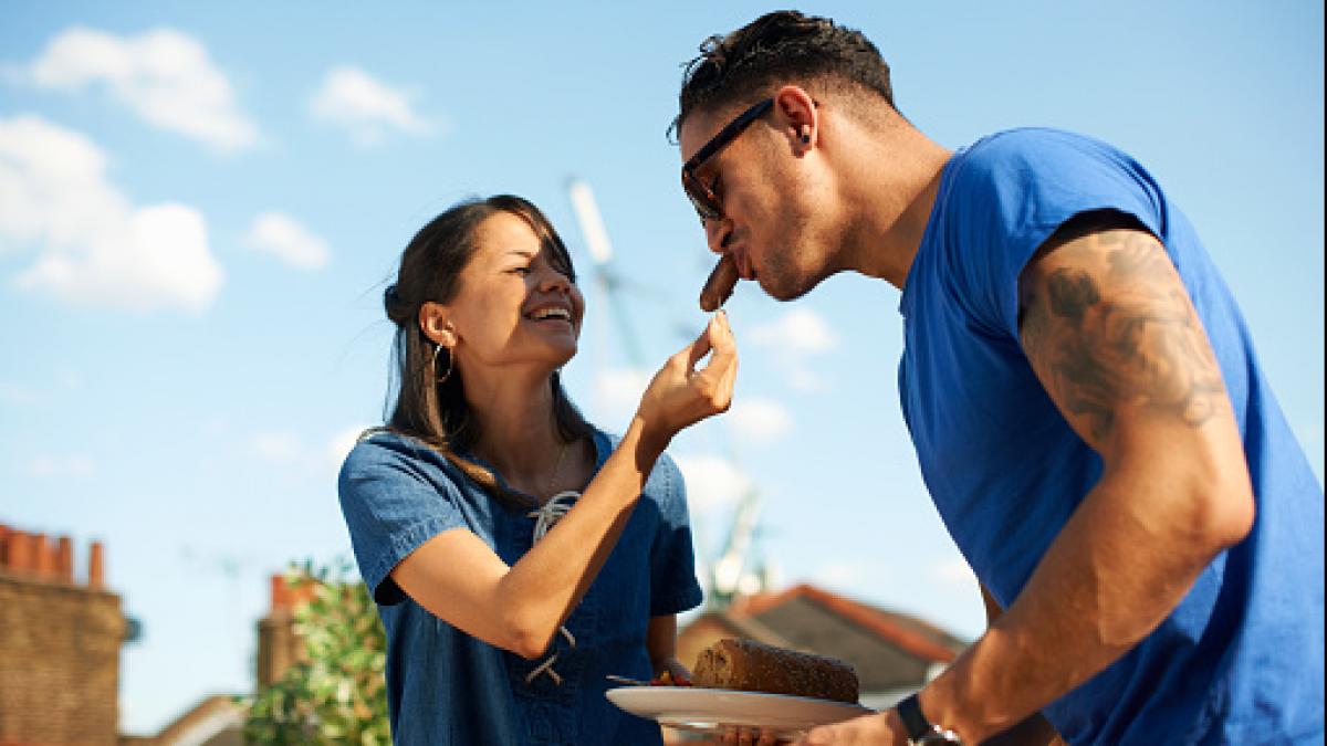 खाते समय शख्स के गले में अटका मांस का टुकड़ा (प्रतीकात्मक तस्वीर में मॉडल/GettyImages)