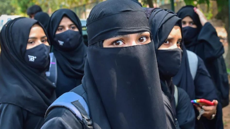 कर्नाटक: हिजाब विवाद पर सुप्रीम कोर्ट में 5 सितंबर को सुनवाई होगी सुनवाई - Supreme Court will hear Karnataka hijab row on 5th September ntc - AajTak