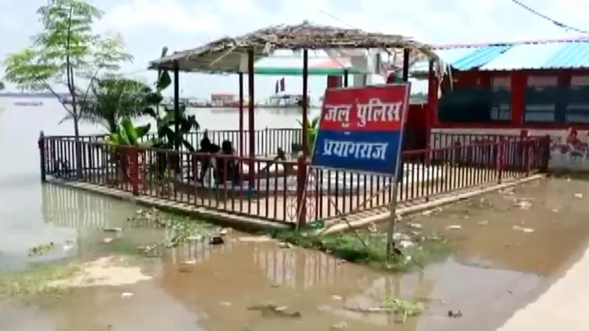 बाढ़ के पानी से प्रयागराज के कई इलाके जलमग्न. 