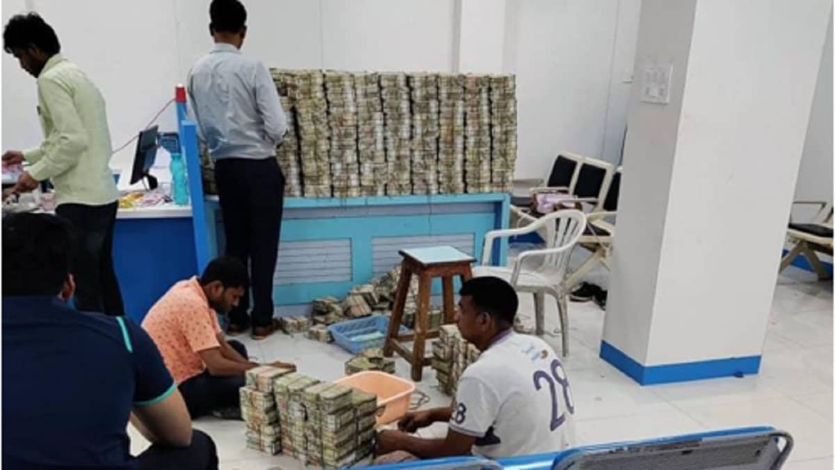 58 करोड़ कैश, 32 किलो सोना.. महाराष्ट्र में कपड़ा कारोबारी के ठिकानों से मिली 390 करोड़ की बेनामी संपत्ति - maharashtra jalna income tax raid 56 crore cash recover ntc - AajTak