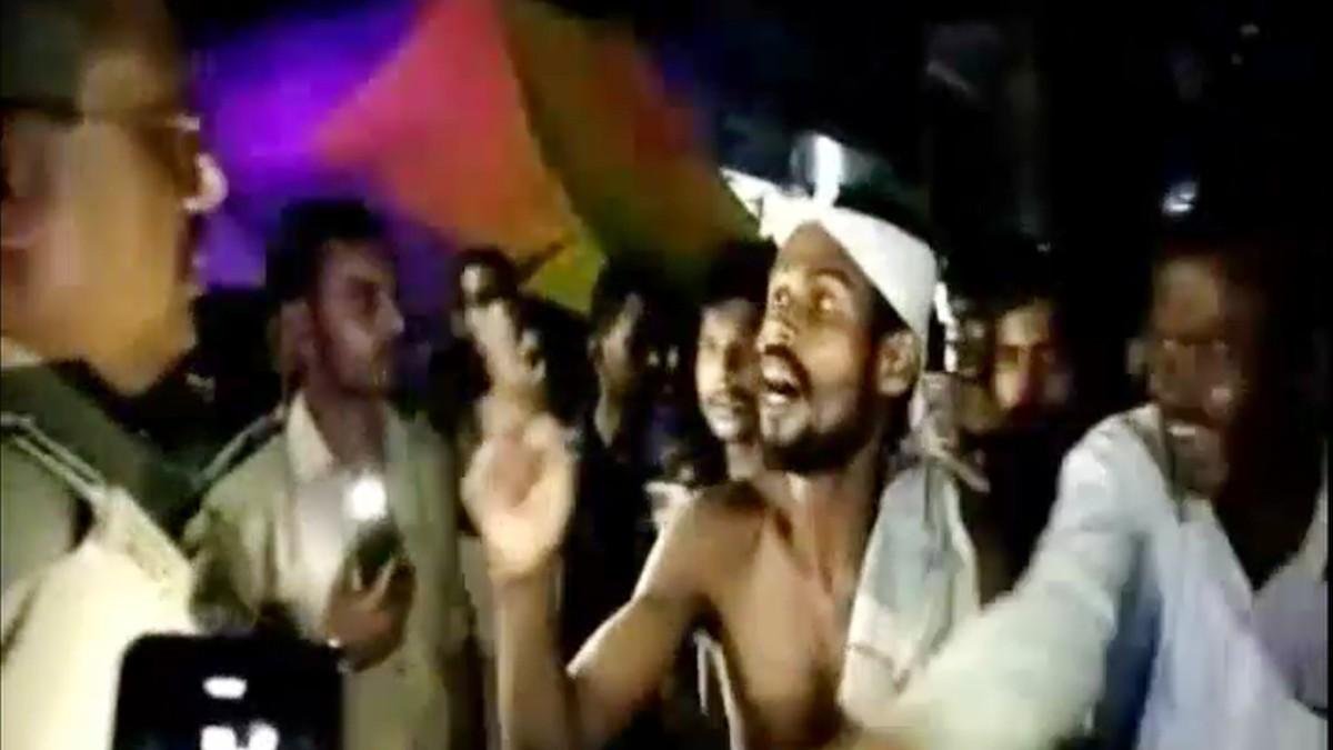 थाने के बाहर पीड़ितों का विरोध प्रदर्शन. 