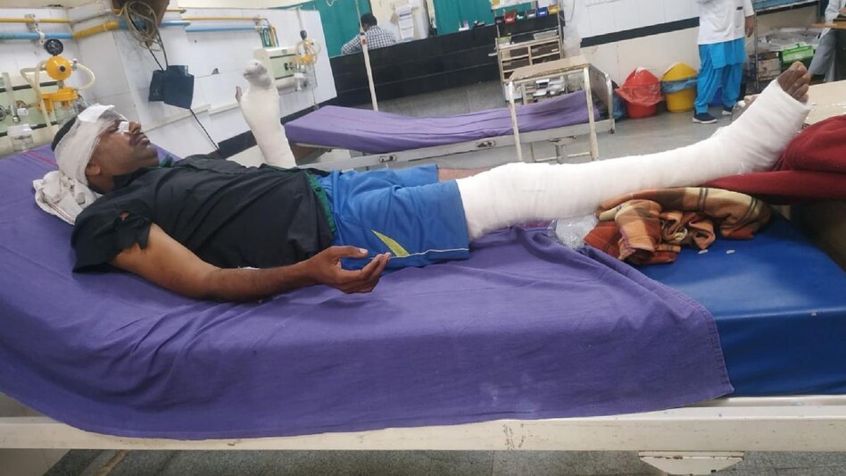 तस्करों के हमले में घायल गौ रक्षक.