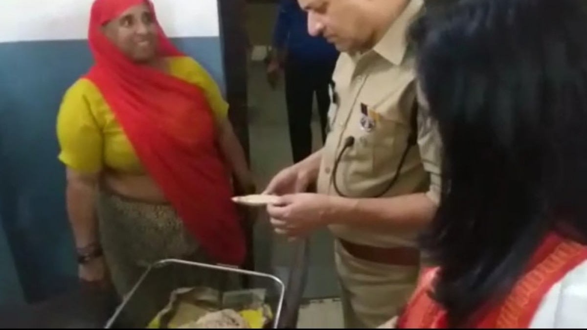 मेस के खाने का निरीक्षण करते एसपी कमलेश दीक्षित