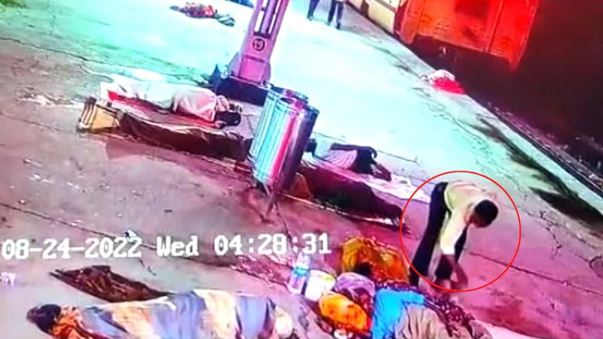 बच्चा चोरी करता शख्स