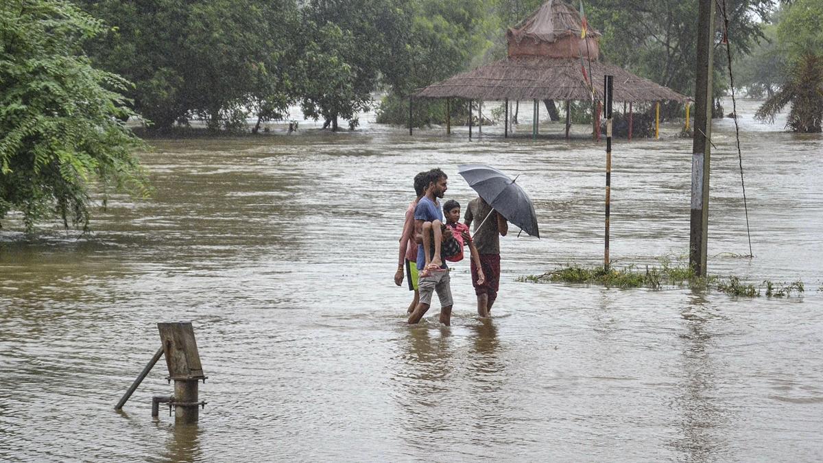 MP Rains: मध्य प्रदेश में भारी बारिश से आफत, इन जिलों के लिए मौसम विभाग ने जारी किया रेड अलर्ट - MP Rains IMD Rainfall Alert 22 August 2022 Madhya Pradesh rain