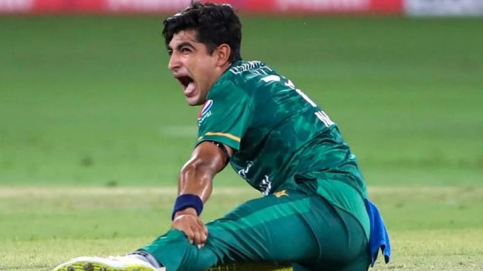 IND vs PAK: 'फाइटर' नसीम शाह... रोते-कराहते पूरा किया ओवर, फिर भी टीम को  नहीं जिता पाए - asia cup 2022 ind vs pak t20i match naseem shah impressive  debut against team