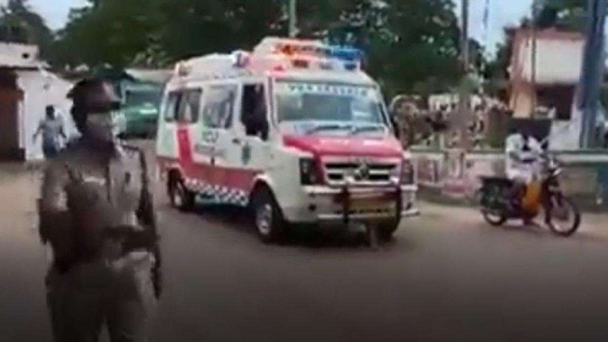 पुलिस ने एंबुलेंस को रोका. (Photo: Video Grab)