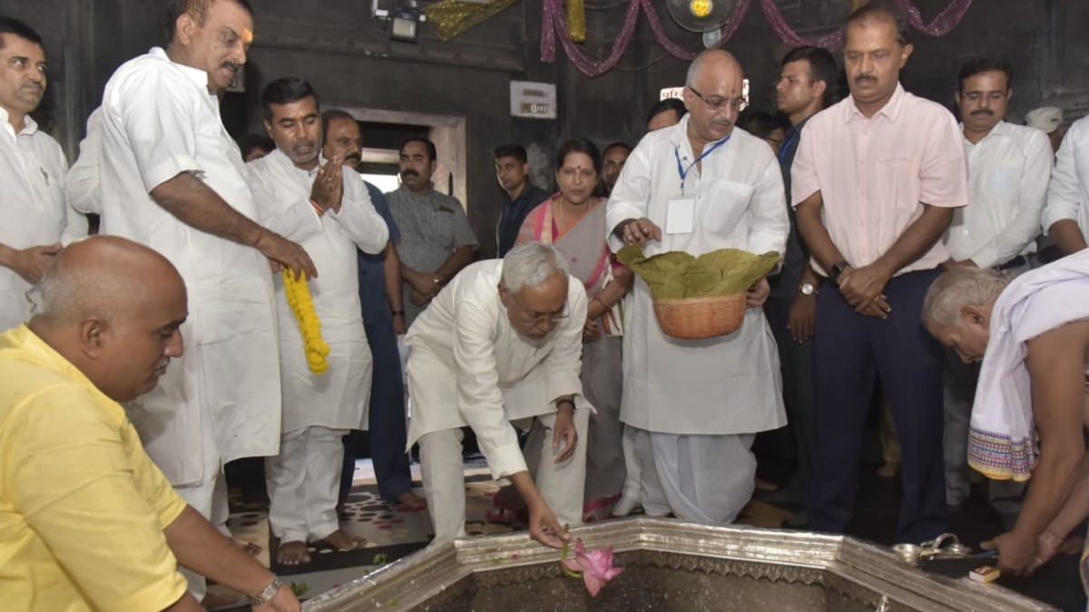 मंदिर में पूजा अर्चना करते सीएम नीतीश कुमार