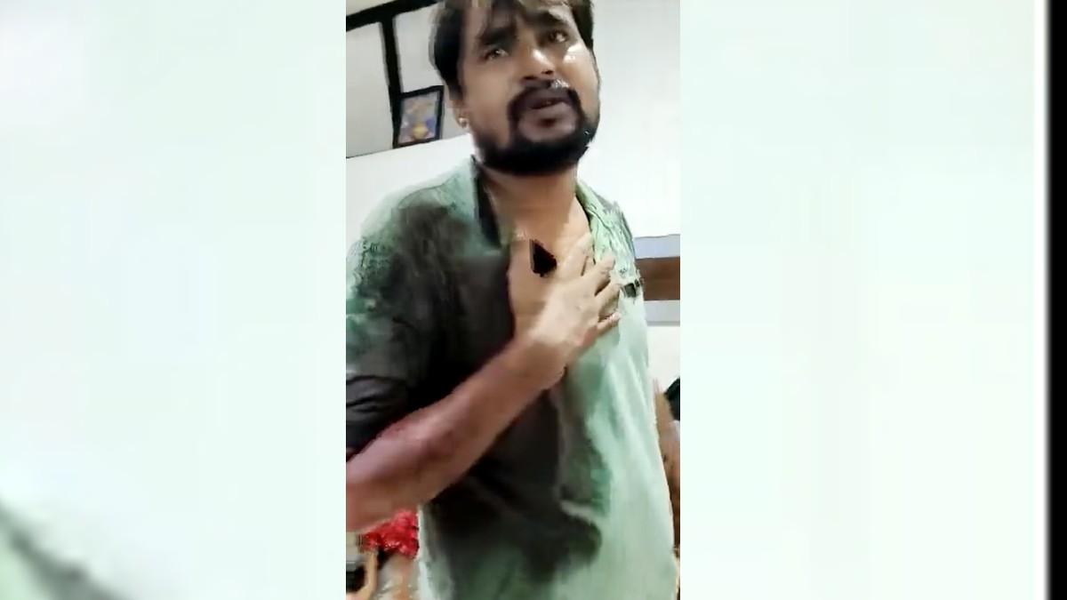 अस्पताल में भर्ती बच्ची के बारे में पूछता पिता. 