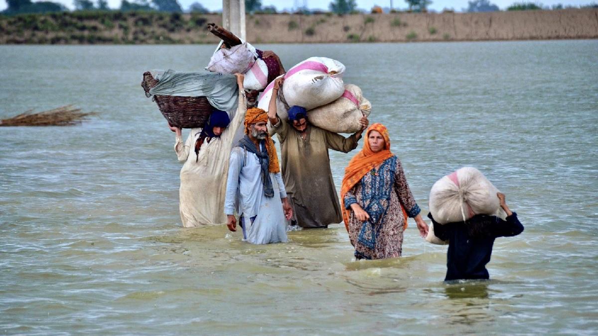 pakistan flood बाढ़ में डूबा 1 तिहाई पाकिस्तान, हर सात में से एक पाकिस्तानी प्रभावित - One third of Pakistan affected by flood death toll reaches above 1100 after monsoon heavy rain tlifw - AajTak