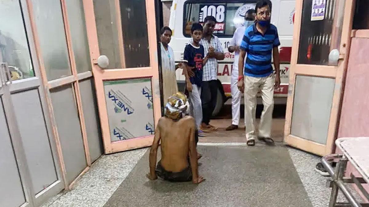 अस्पताल में मरीज ने खुद को जमीन पर घसीटा (फोटो-आजतक)