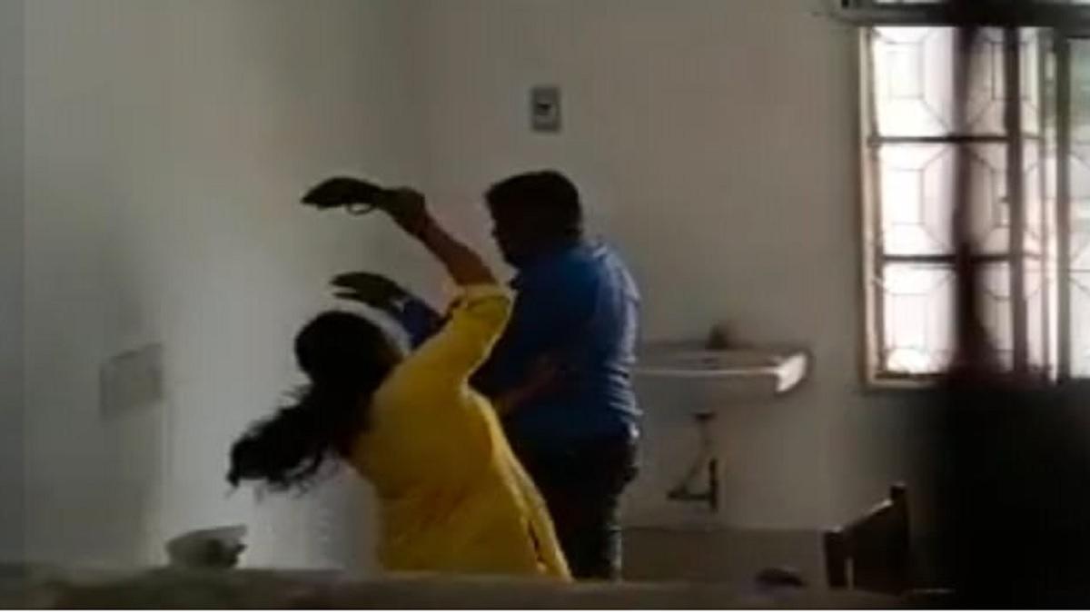 पत्नी से पिटता असिस्टेंट प्रोफेसर