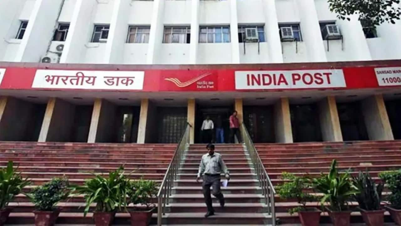 देश में खुलेंगे 10 हजार नए Post Office, जानिए कैसे बदल रहा है डाकघर का काम - India Post to open 10000 post offices this Year working on providing doorstep services tutd - AajTak