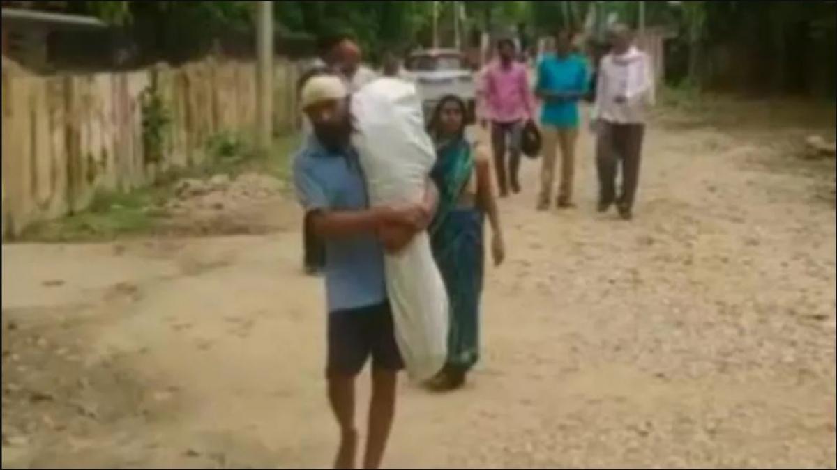 मजाक उड़ाने वाला पुलिसकर्मी सस्पेंड