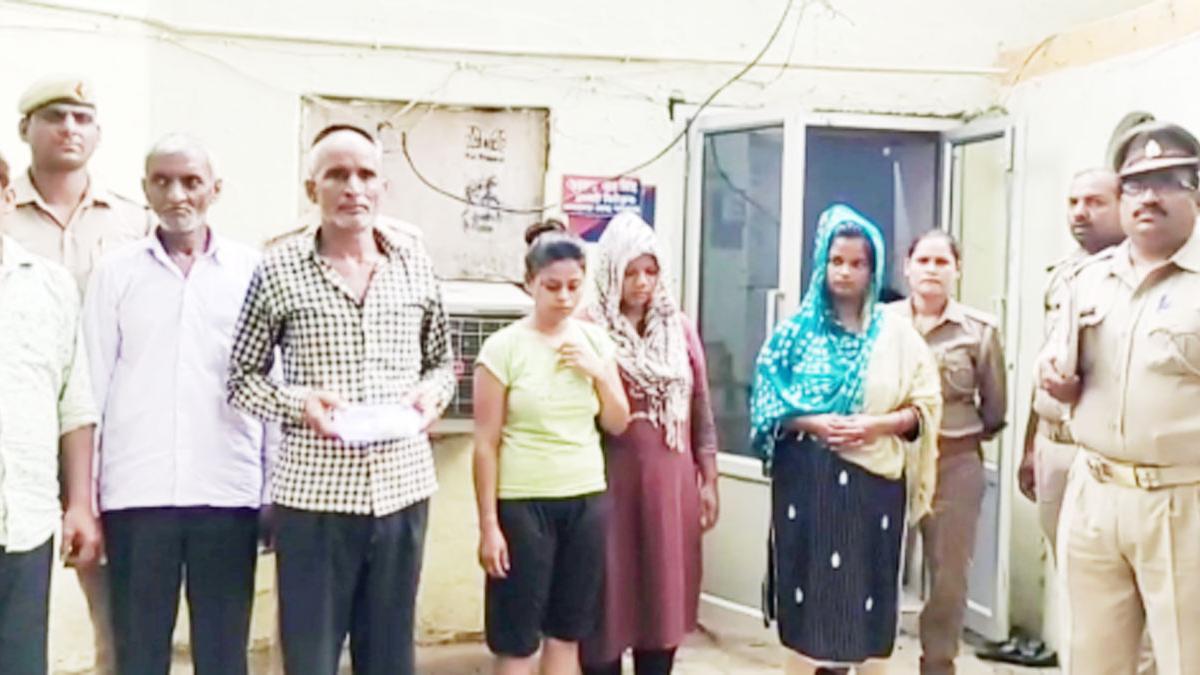 शादी के नाम पर ठगी की वारदात को अंजाम देने वाले तीन आरोपी गिरफ्तार (फोटो-आजतक)