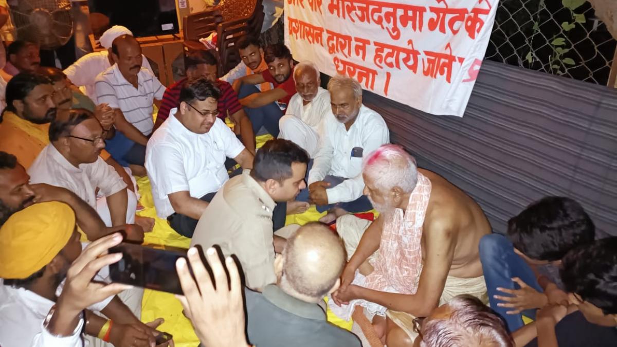 धरने पर बैठे राजा उदय प्रताप सिंह