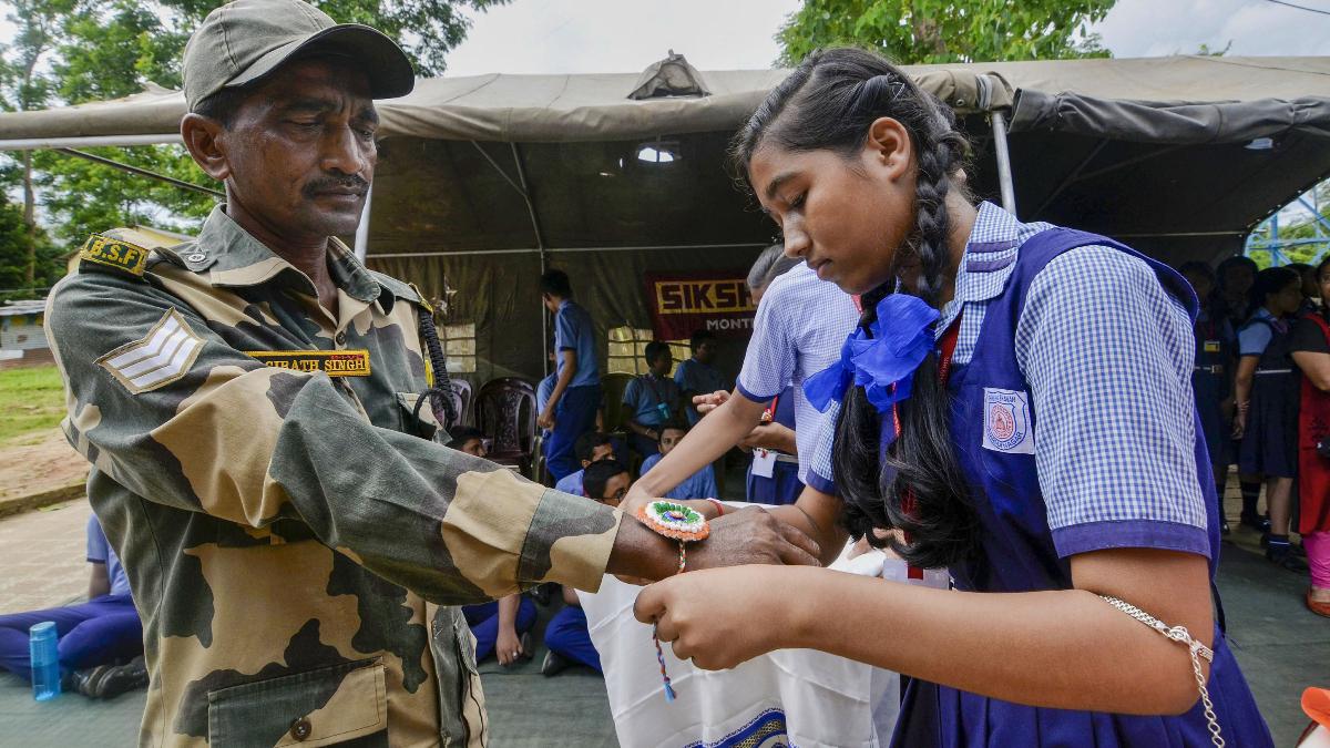 BSF के जवान स्थानीय लड़कियों से राखी बंधवाते हैं. (फाइल फोटो-PTI)