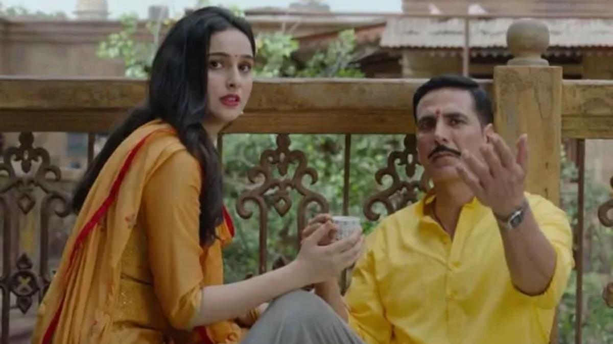 फिल्म रक्षा बंधन के एक सीन में सादिया खतीब और अक्षय कुमार