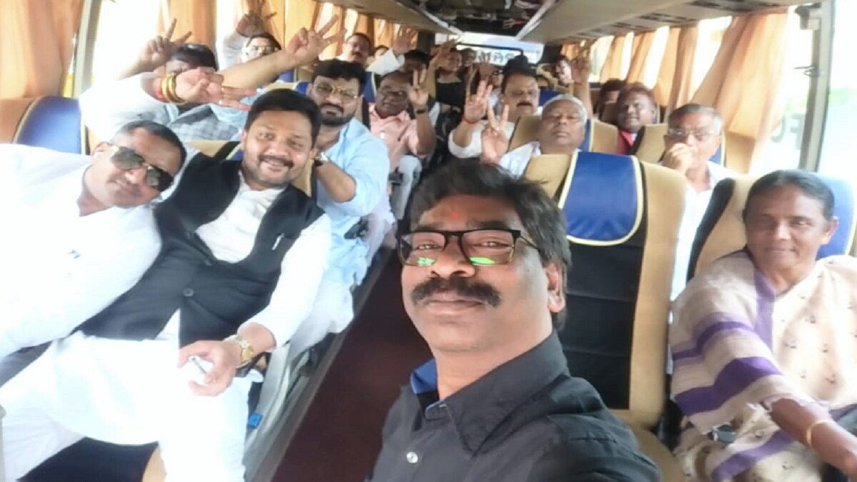 विधायकों के साथ बस में सवार सीएम हेमंत सोरेन 