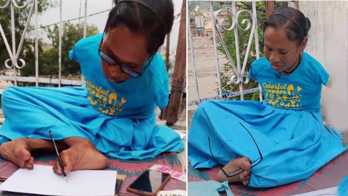 मुड़े हुए पैरों से पेंटिंग बनाती हैं अंजना.