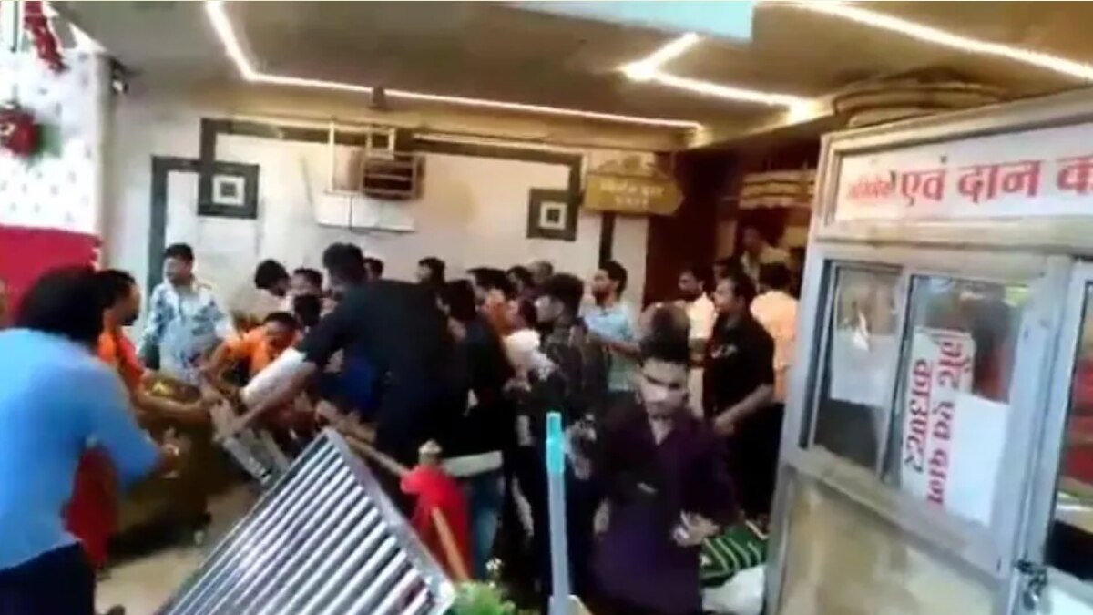 उज्जैन महाकाल मंदिर में तेजस्वी सूर्या दर्शन करने पहुंचे थे