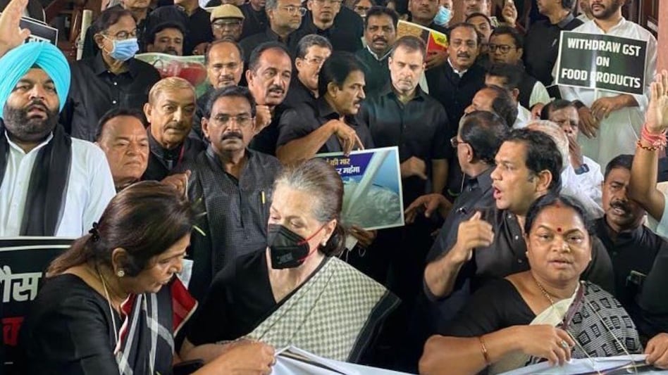 कांग्रेस सांसदों ने काले कपड़े पहनकर निकाला मार्च