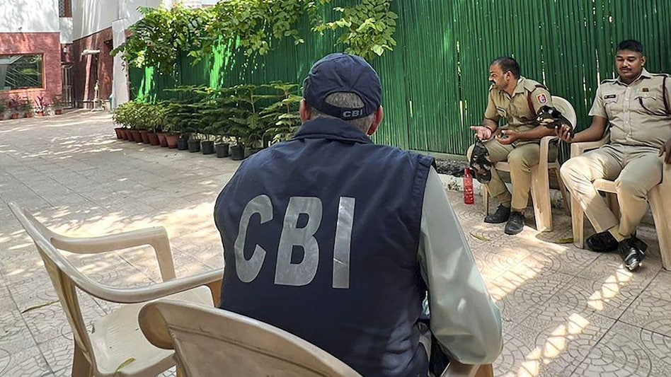 मनीष सिसोदिया के आवास पर सीबीआई के छापे