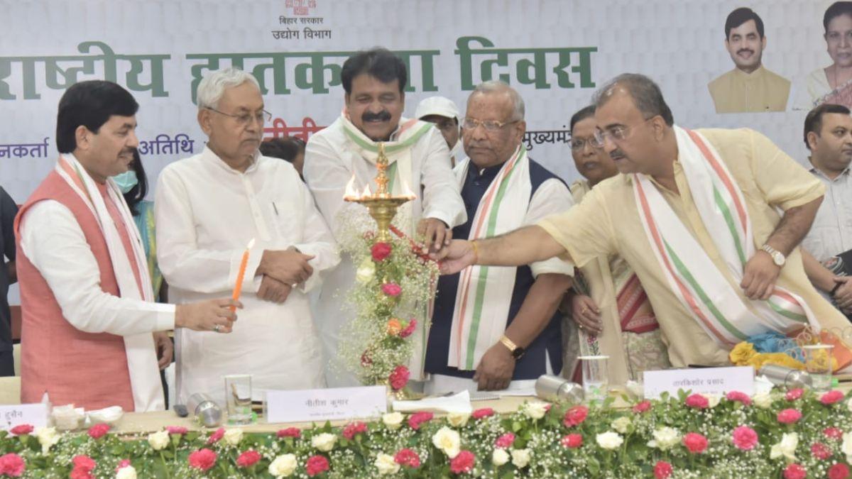 मुख्यमंत्री नीतीश कुमार रविवार को पटना में सरकारी कार्यक्रम में शामिल हुए.