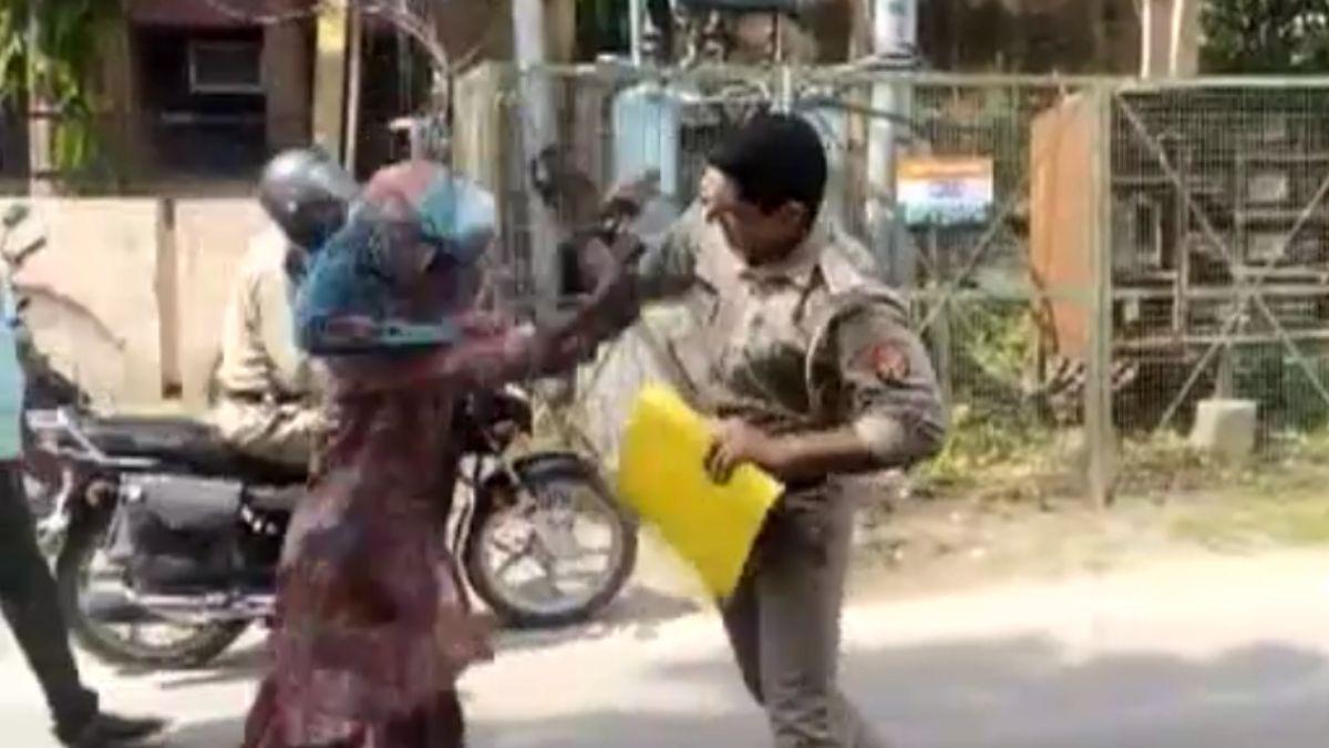 दरोगा को चप्पलों से पीटती महिला. (Photo: Video Grab) 