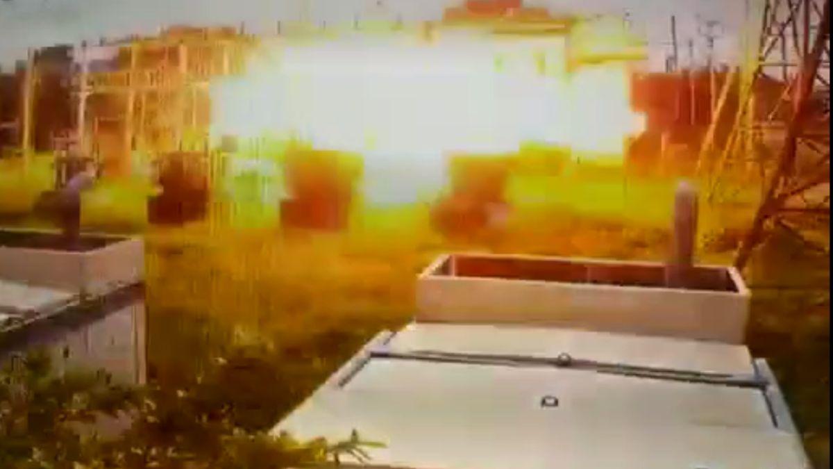 ट्रांसफार्मर में हुआ जोरदार ब्लास्ट. (Photo: Video Grab)