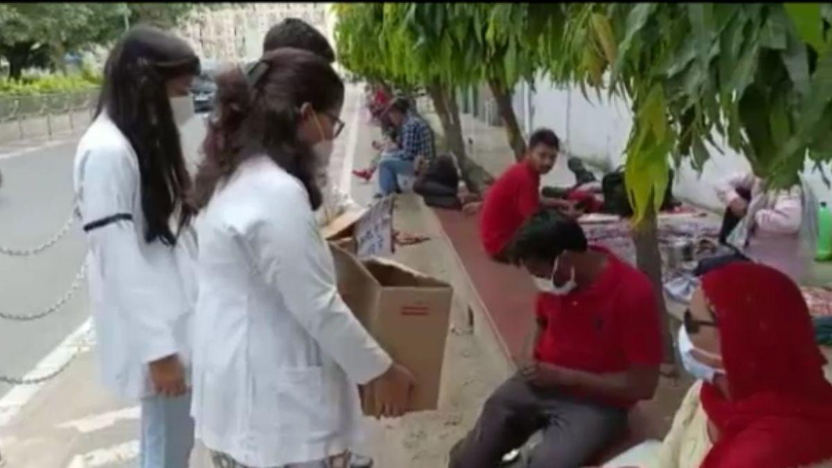 हॉस्टल के लिए दान मांगकर प्रदर्शन करते स्टूडेंट्स. 