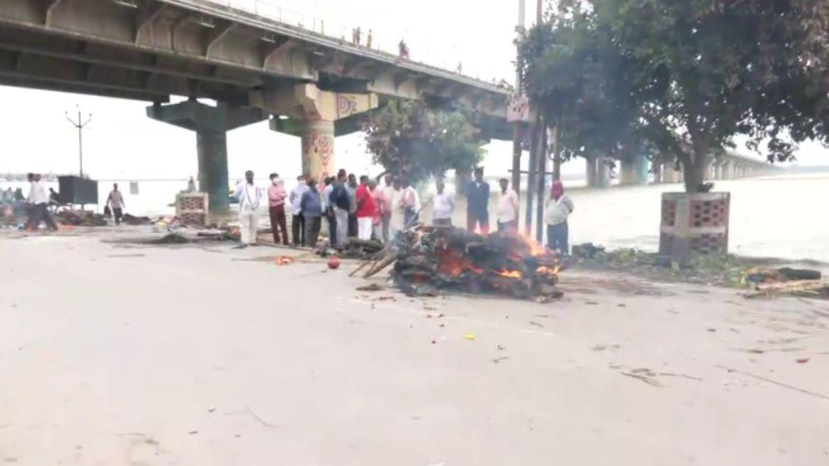 सड़कों पर किया जा रहा है अंतिम संस्कार. 