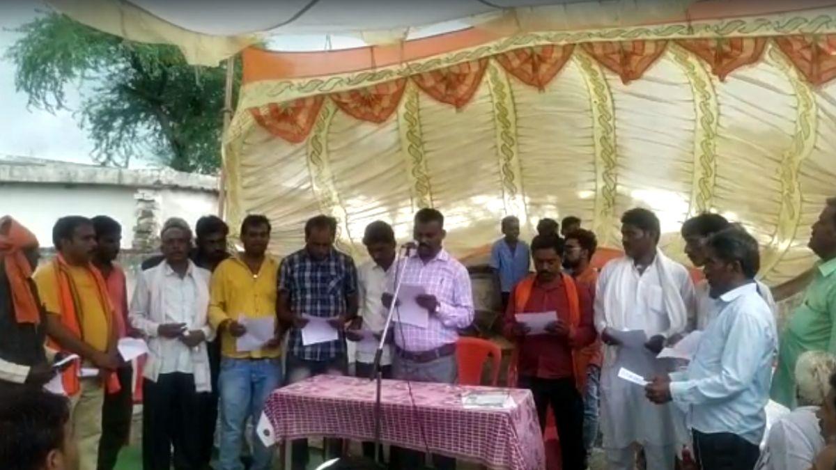 शपथ लेने चुनी गईं महिला पंच-सरपंचों के पति. 