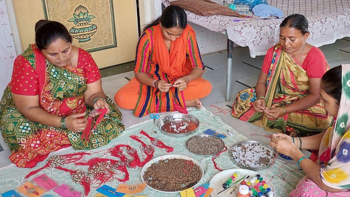 गाय के गोबर से राखी बनातीं महिलाएं. (Photo: Aajtak)